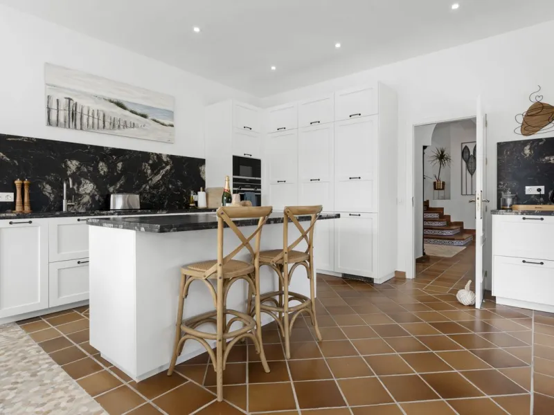 Nestled in the serene Las Chapas Playa,  300 meters from the sandy shores, awaits a stunning 5-bedroom, 6 bathroom villa. This idyllic property is conveniently situated just a 5-minute drive from Marbella Centre and a 40-minute journey from Malaga Airport