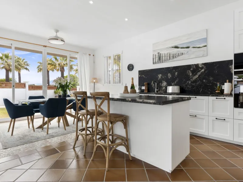 Nestled in the serene Las Chapas Playa,  300 meters from the sandy shores, awaits a stunning 5-bedroom, 6 bathroom villa. This idyllic property is conveniently situated just a 5-minute drive from Marbella Centre and a 40-minute journey from Malaga Airport