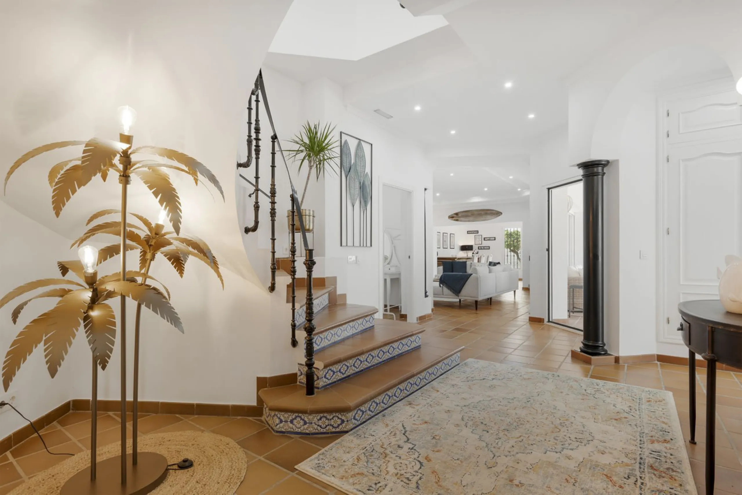 Nestled in the serene Las Chapas Playa,  300 meters from the sandy shores, awaits a stunning 5-bedroom, 6 bathroom villa. This idyllic property is conveniently situated just a 5-minute drive from Marbella Centre and a 40-minute journey from Malaga Airport