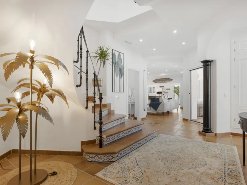 Nestled in the serene Las Chapas Playa,  300 meters from the sandy shores, awaits a stunning 5-bedroom, 6 bathroom villa. This idyllic property is conveniently situated just a 5-minute drive from Marbella Centre and a 40-minute journey from Malaga Airport