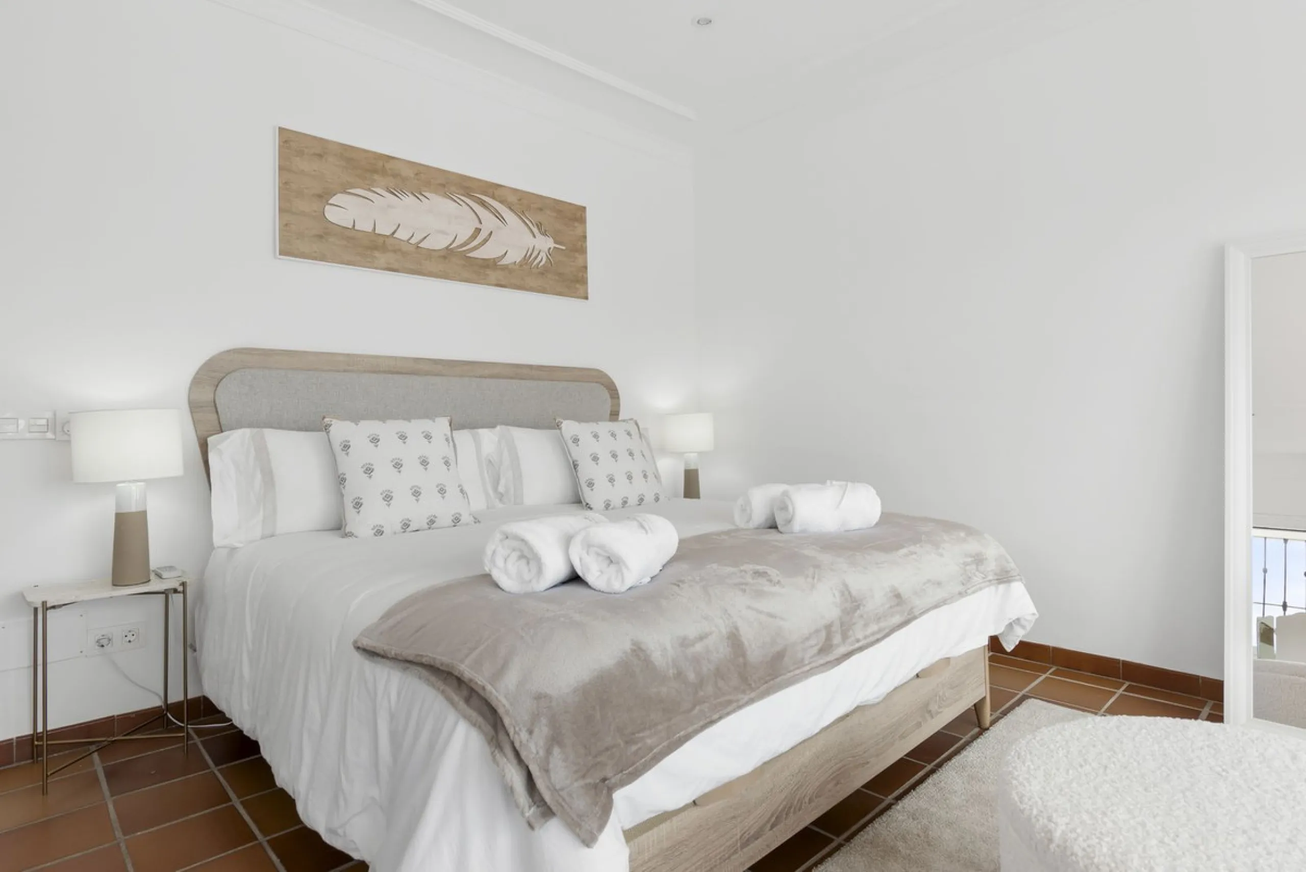 Nestled in the serene Las Chapas Playa,  300 meters from the sandy shores, awaits a stunning 5-bedroom, 6 bathroom villa. This idyllic property is conveniently situated just a 5-minute drive from Marbella Centre and a 40-minute journey from Malaga Airport