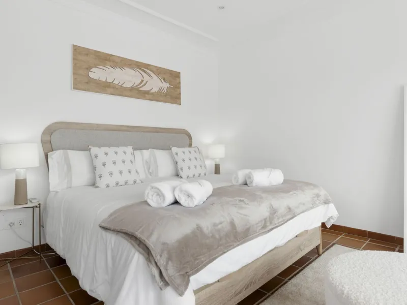 Nestled in the serene Las Chapas Playa,  300 meters from the sandy shores, awaits a stunning 5-bedroom, 6 bathroom villa. This idyllic property is conveniently situated just a 5-minute drive from Marbella Centre and a 40-minute journey from Malaga Airport