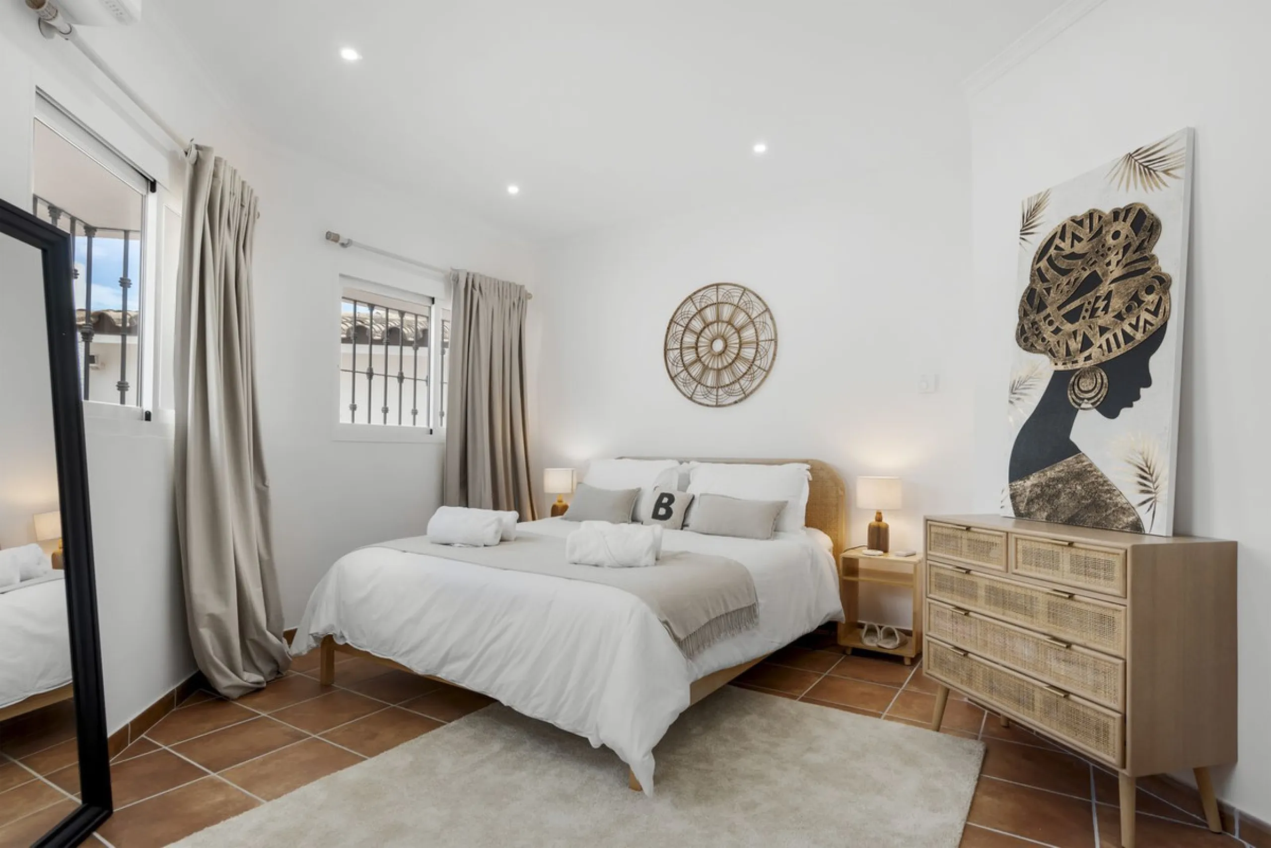Nestled in the serene Las Chapas Playa,  300 meters from the sandy shores, awaits a stunning 5-bedroom, 6 bathroom villa. This idyllic property is conveniently situated just a 5-minute drive from Marbella Centre and a 40-minute journey from Malaga Airport