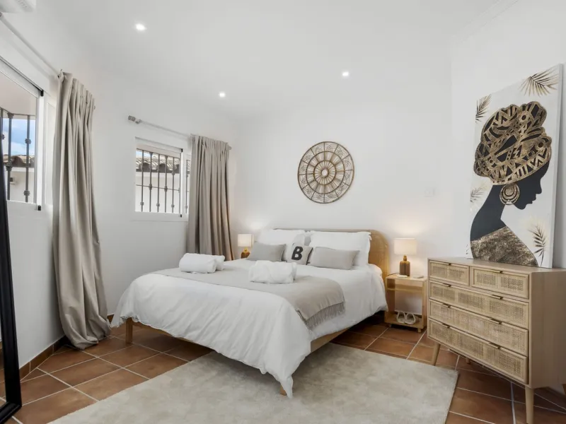Nestled in the serene Las Chapas Playa,  300 meters from the sandy shores, awaits a stunning 5-bedroom, 6 bathroom villa. This idyllic property is conveniently situated just a 5-minute drive from Marbella Centre and a 40-minute journey from Malaga Airport