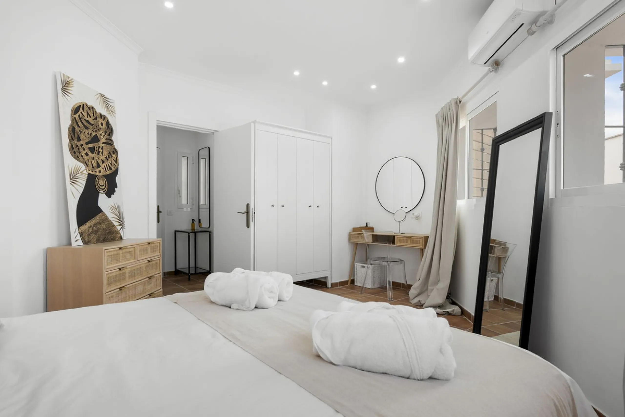 Nestled in the serene Las Chapas Playa,  300 meters from the sandy shores, awaits a stunning 5-bedroom, 6 bathroom villa. This idyllic property is conveniently situated just a 5-minute drive from Marbella Centre and a 40-minute journey from Malaga Airport