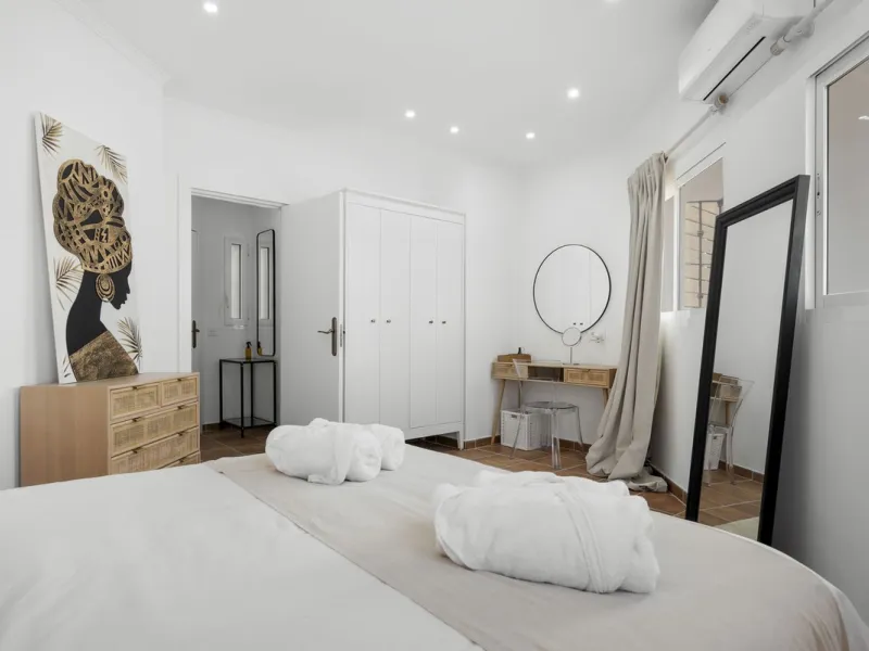 Nestled in the serene Las Chapas Playa,  300 meters from the sandy shores, awaits a stunning 5-bedroom, 6 bathroom villa. This idyllic property is conveniently situated just a 5-minute drive from Marbella Centre and a 40-minute journey from Malaga Airport
