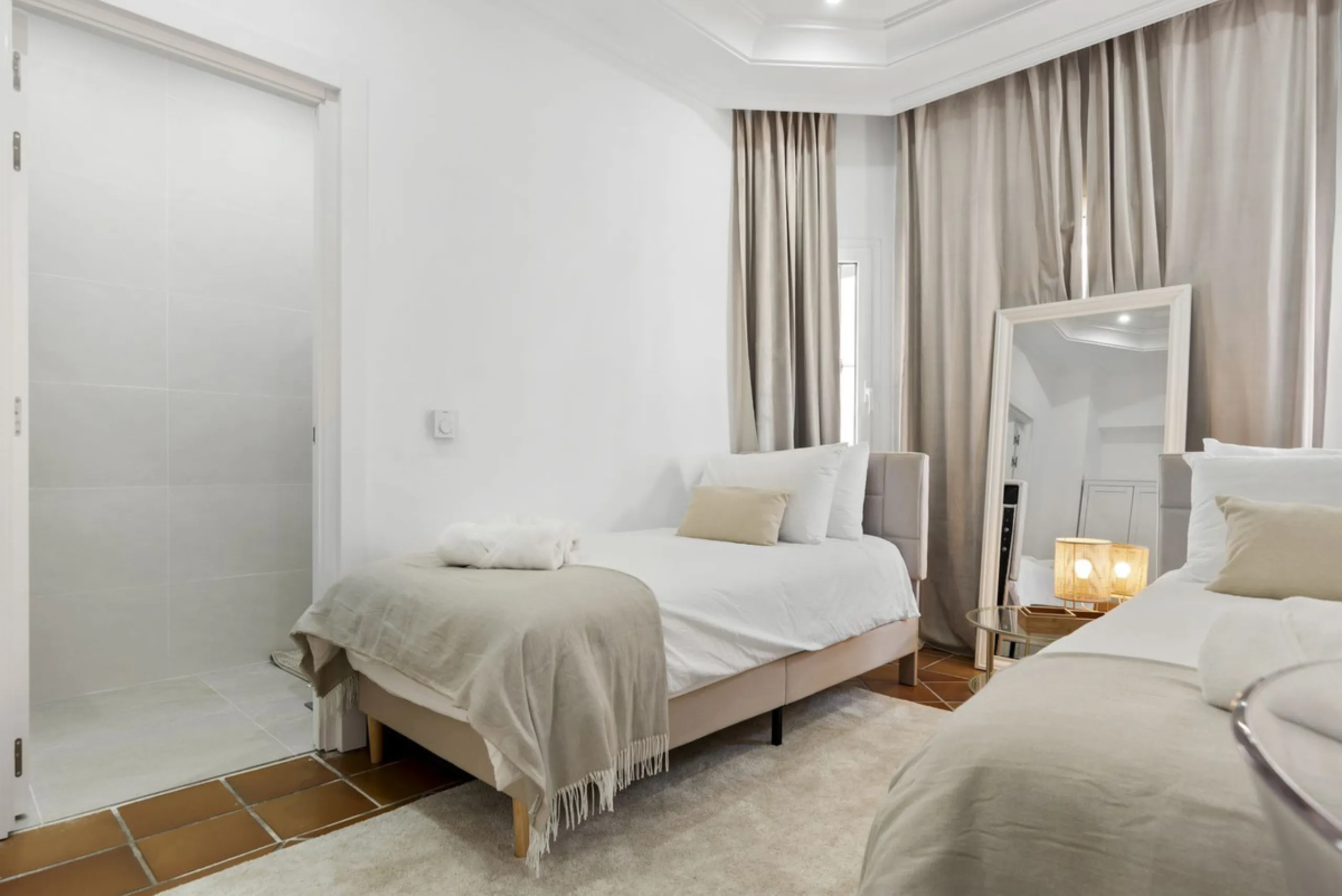 Nestled in the serene Las Chapas Playa,  300 meters from the sandy shores, awaits a stunning 5-bedroom, 6 bathroom villa. This idyllic property is conveniently situated just a 5-minute drive from Marbella Centre and a 40-minute journey from Malaga Airport