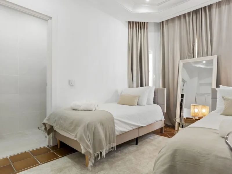 Nestled in the serene Las Chapas Playa,  300 meters from the sandy shores, awaits a stunning 5-bedroom, 6 bathroom villa. This idyllic property is conveniently situated just a 5-minute drive from Marbella Centre and a 40-minute journey from Malaga Airport