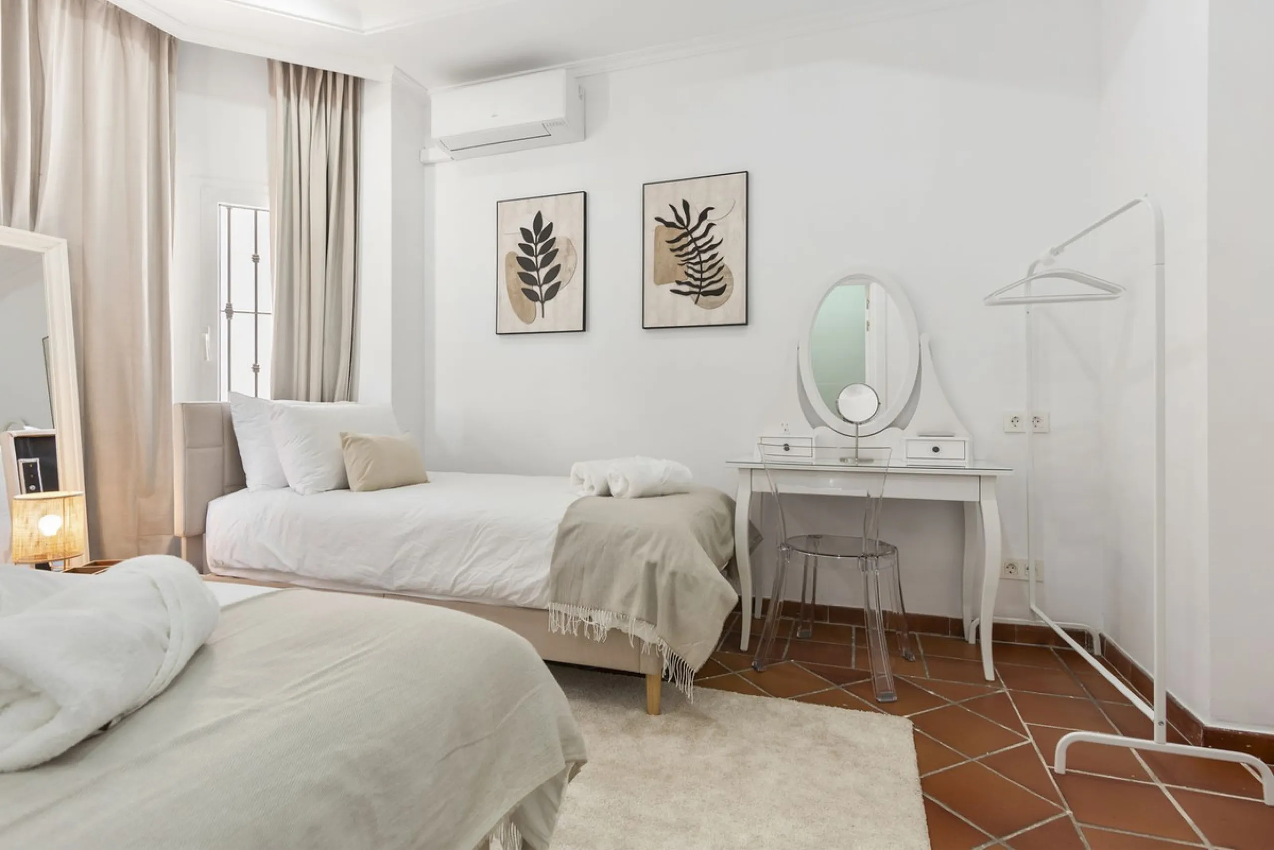 Nestled in the serene Las Chapas Playa,  300 meters from the sandy shores, awaits a stunning 5-bedroom, 6 bathroom villa. This idyllic property is conveniently situated just a 5-minute drive from Marbella Centre and a 40-minute journey from Malaga Airport