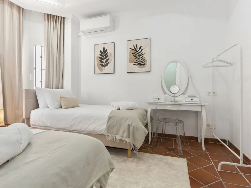 Nestled in the serene Las Chapas Playa,  300 meters from the sandy shores, awaits a stunning 5-bedroom, 6 bathroom villa. This idyllic property is conveniently situated just a 5-minute drive from Marbella Centre and a 40-minute journey from Malaga Airport
