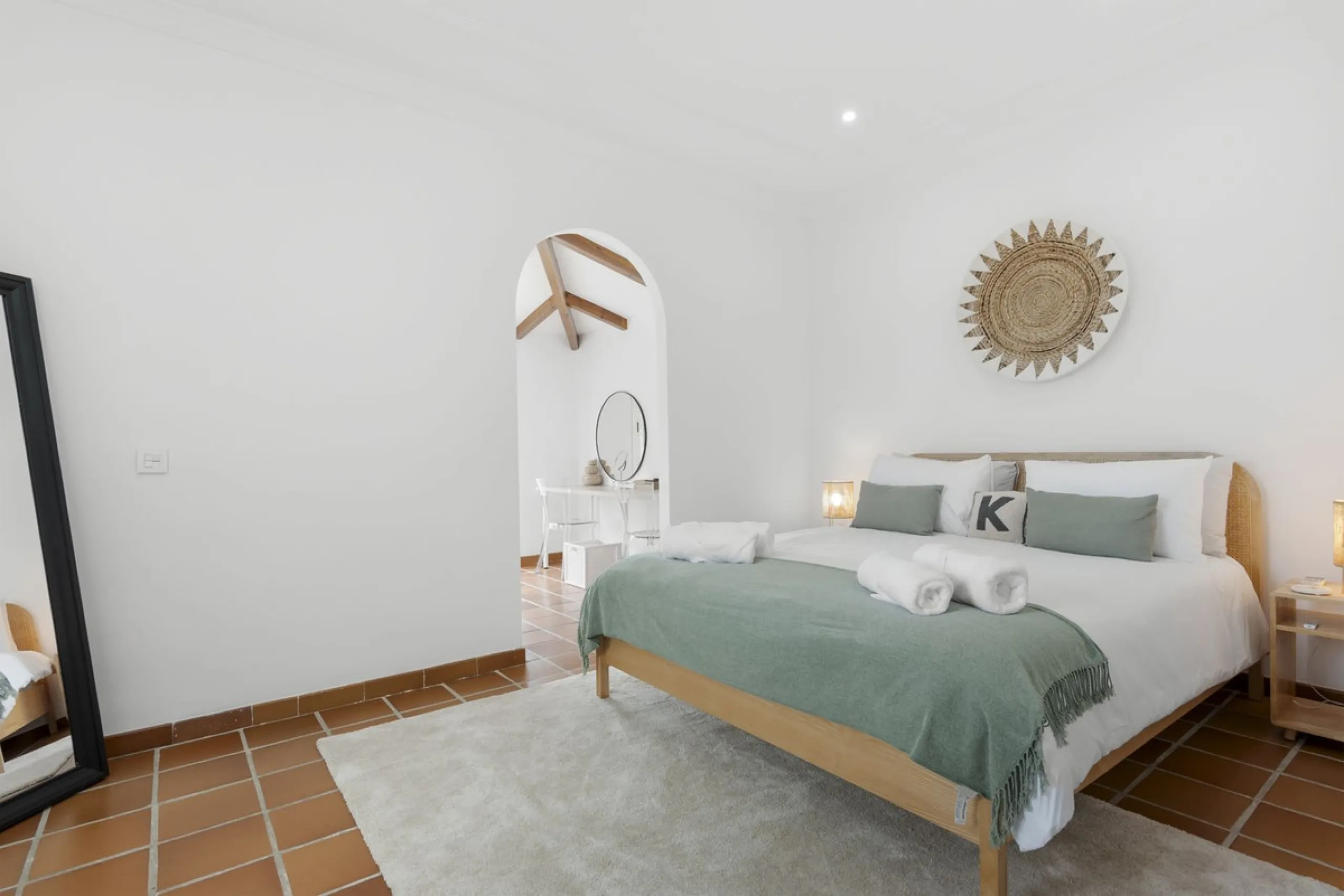 Nestled in the serene Las Chapas Playa,  300 meters from the sandy shores, awaits a stunning 5-bedroom, 6 bathroom villa. This idyllic property is conveniently situated just a 5-minute drive from Marbella Centre and a 40-minute journey from Malaga Airport