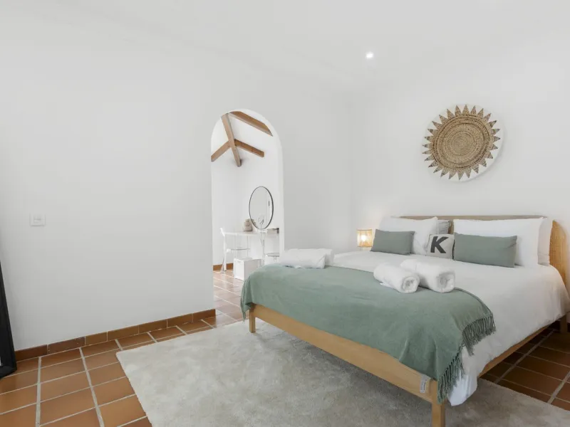 Nestled in the serene Las Chapas Playa,  300 meters from the sandy shores, awaits a stunning 5-bedroom, 6 bathroom villa. This idyllic property is conveniently situated just a 5-minute drive from Marbella Centre and a 40-minute journey from Malaga Airport