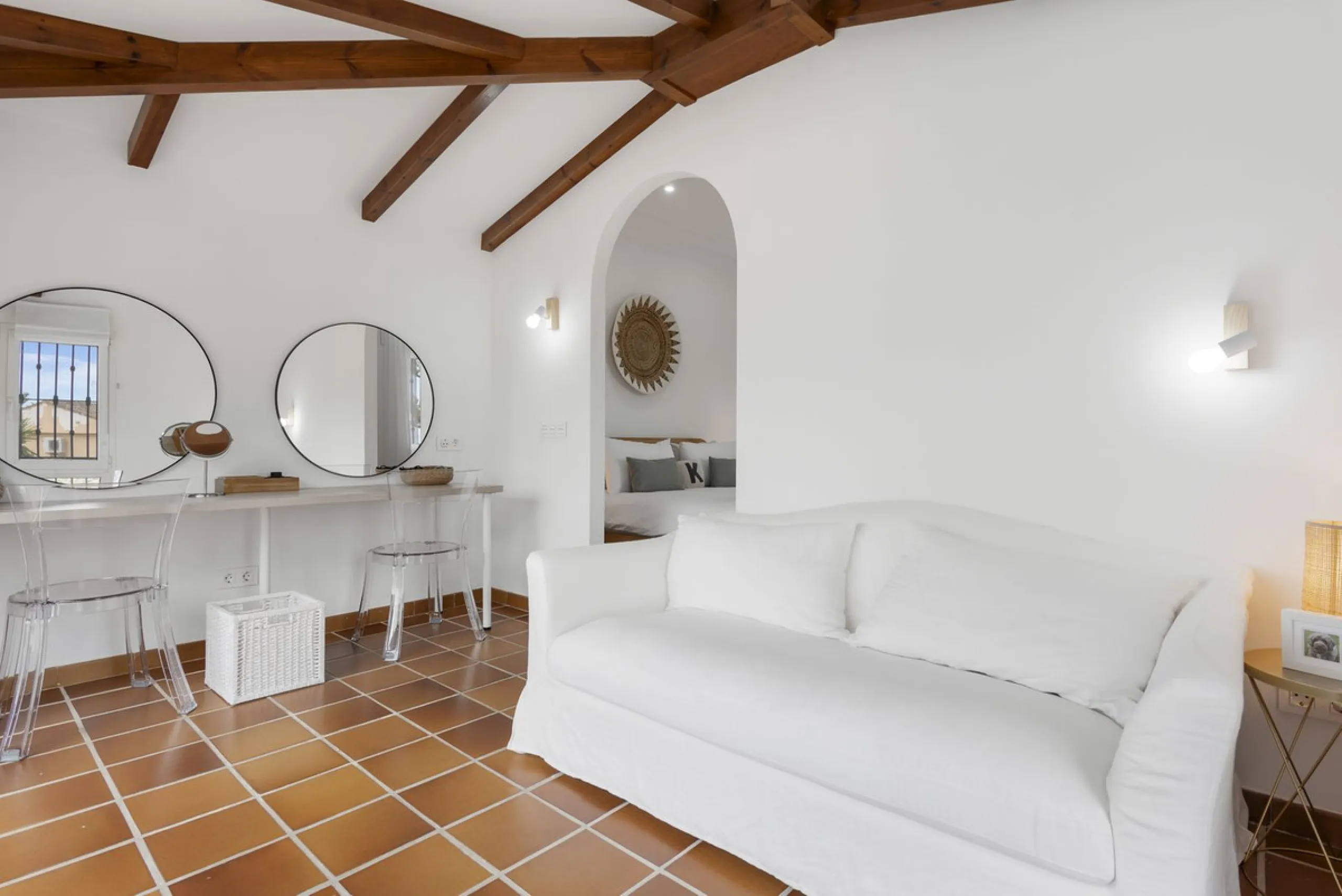 Nestled in the serene Las Chapas Playa,  300 meters from the sandy shores, awaits a stunning 5-bedroom, 6 bathroom villa. This idyllic property is conveniently situated just a 5-minute drive from Marbella Centre and a 40-minute journey from Malaga Airport