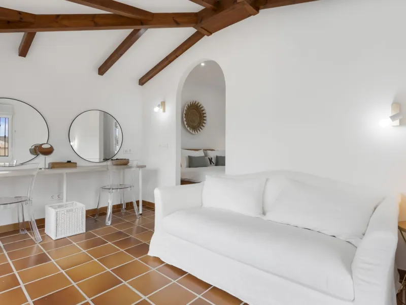 Nestled in the serene Las Chapas Playa,  300 meters from the sandy shores, awaits a stunning 5-bedroom, 6 bathroom villa. This idyllic property is conveniently situated just a 5-minute drive from Marbella Centre and a 40-minute journey from Malaga Airport