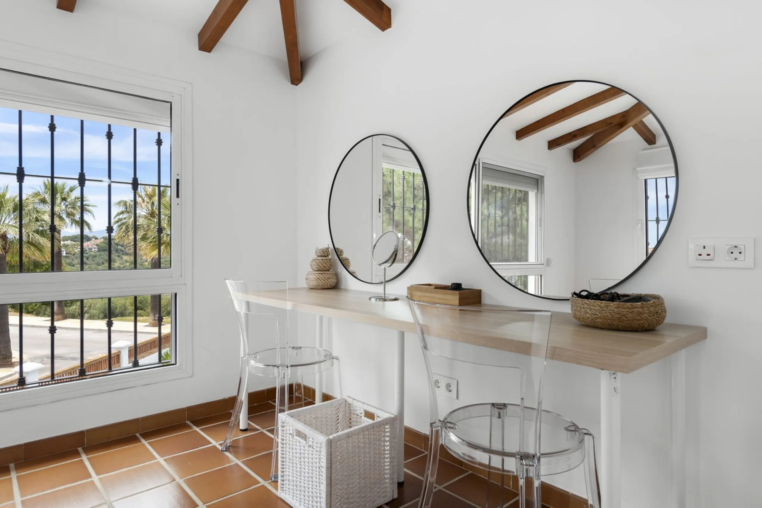 Nestled in the serene Las Chapas Playa,  300 meters from the sandy shores, awaits a stunning 5-bedroom, 6 bathroom villa. This idyllic property is conveniently situated just a 5-minute drive from Marbella Centre and a 40-minute journey from Malaga Airport