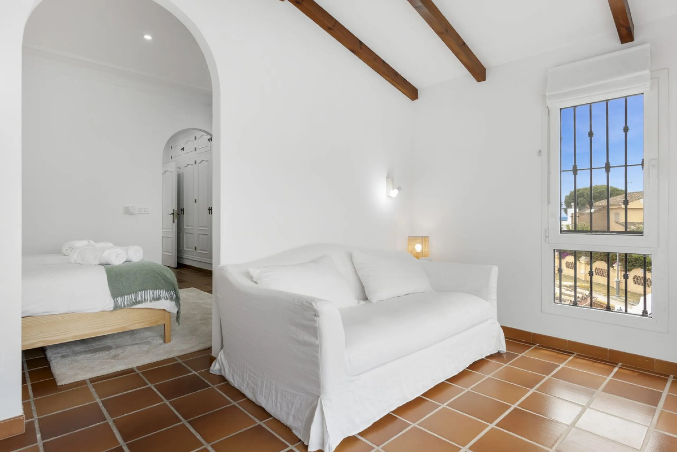 Nestled in the serene Las Chapas Playa,  300 meters from the sandy shores, awaits a stunning 5-bedroom, 6 bathroom villa. This idyllic property is conveniently situated just a 5-minute drive from Marbella Centre and a 40-minute journey from Malaga Airport