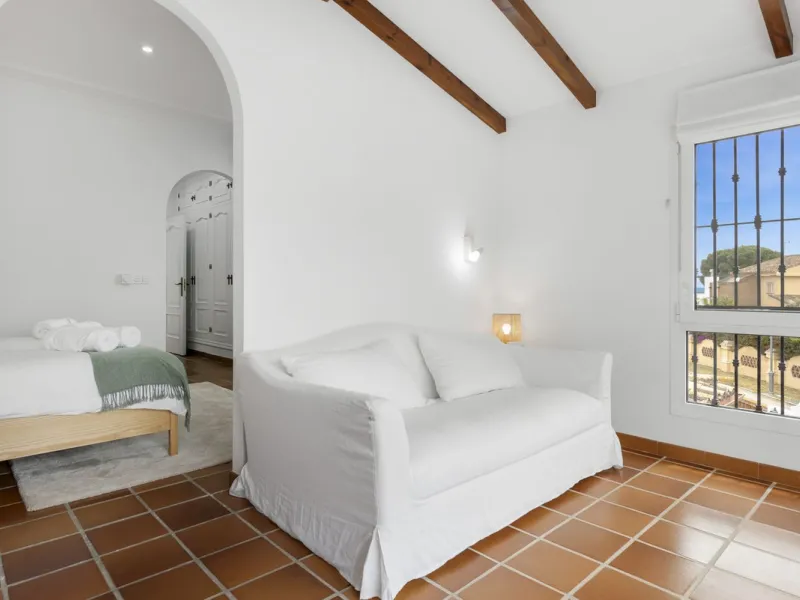 Nestled in the serene Las Chapas Playa,  300 meters from the sandy shores, awaits a stunning 5-bedroom, 6 bathroom villa. This idyllic property is conveniently situated just a 5-minute drive from Marbella Centre and a 40-minute journey from Malaga Airport