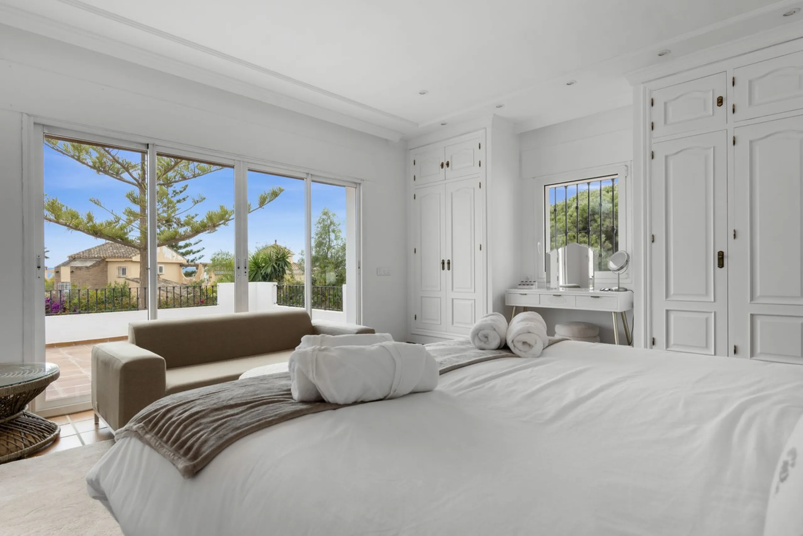 Nestled in the serene Las Chapas Playa,  300 meters from the sandy shores, awaits a stunning 5-bedroom, 6 bathroom villa. This idyllic property is conveniently situated just a 5-minute drive from Marbella Centre and a 40-minute journey from Malaga Airport