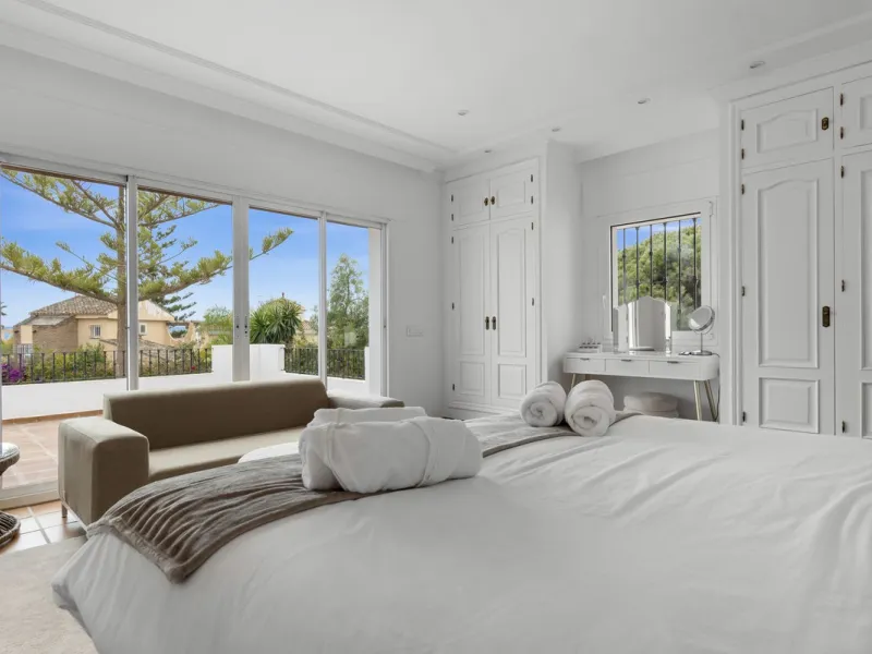 Nestled in the serene Las Chapas Playa,  300 meters from the sandy shores, awaits a stunning 5-bedroom, 6 bathroom villa. This idyllic property is conveniently situated just a 5-minute drive from Marbella Centre and a 40-minute journey from Malaga Airport
