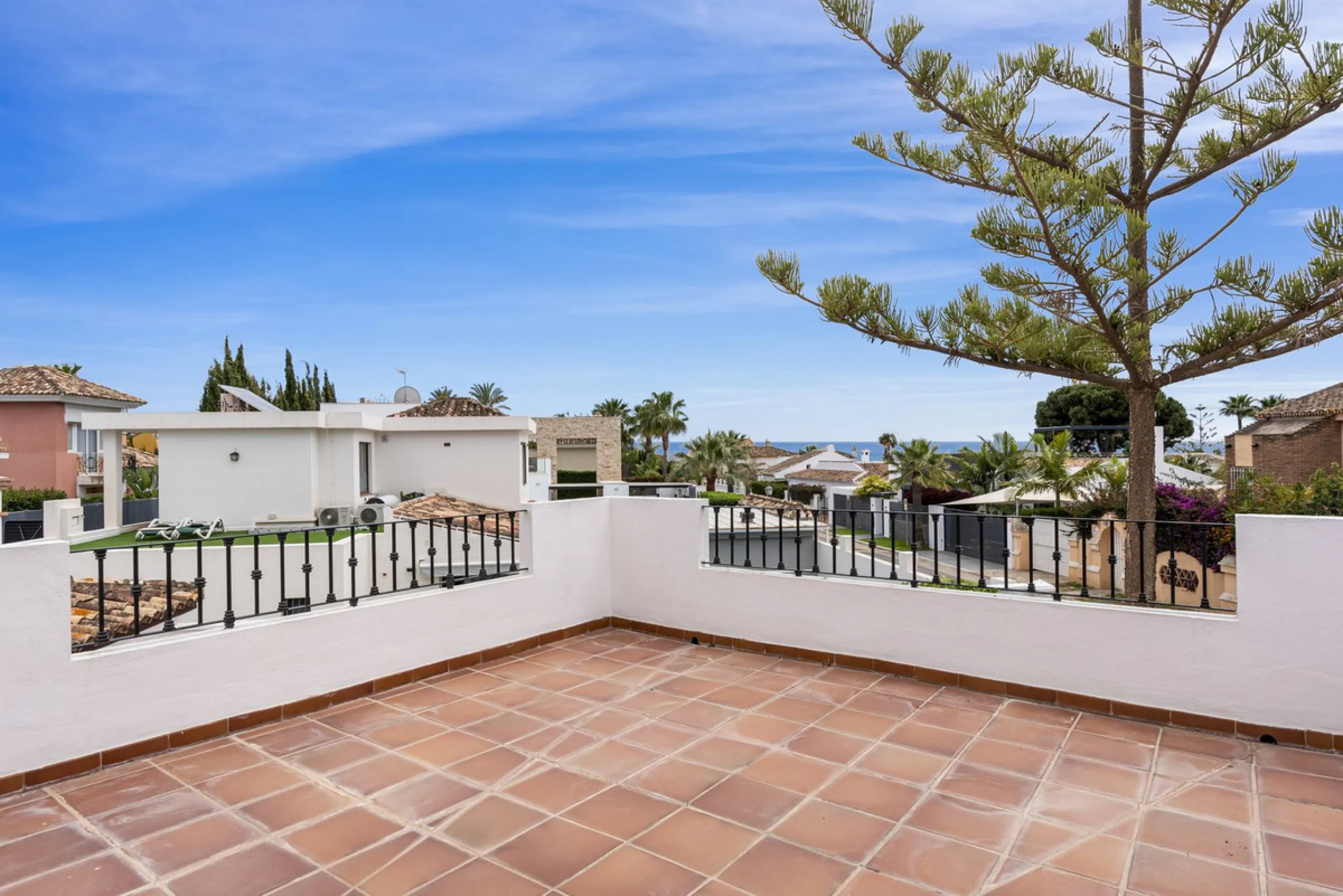 Nestled in the serene Las Chapas Playa,  300 meters from the sandy shores, awaits a stunning 5-bedroom, 6 bathroom villa. This idyllic property is conveniently situated just a 5-minute drive from Marbella Centre and a 40-minute journey from Malaga Airport