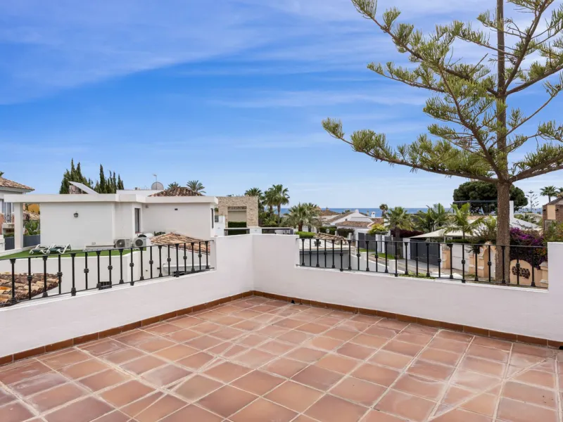 Nestled in the serene Las Chapas Playa,  300 meters from the sandy shores, awaits a stunning 5-bedroom, 6 bathroom villa. This idyllic property is conveniently situated just a 5-minute drive from Marbella Centre and a 40-minute journey from Malaga Airport