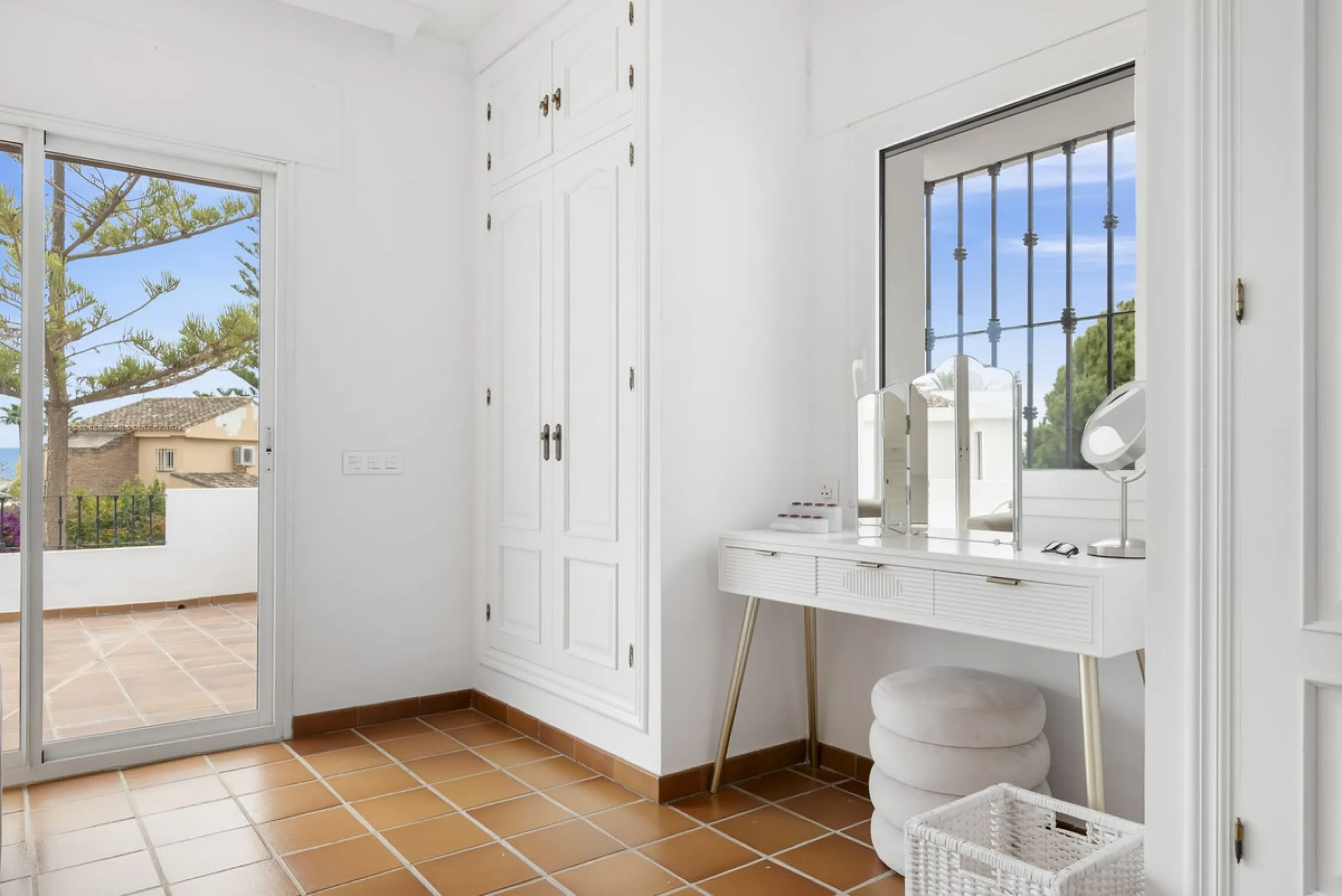 Nestled in the serene Las Chapas Playa,  300 meters from the sandy shores, awaits a stunning 5-bedroom, 6 bathroom villa. This idyllic property is conveniently situated just a 5-minute drive from Marbella Centre and a 40-minute journey from Malaga Airport