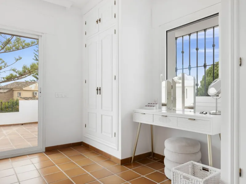 Nestled in the serene Las Chapas Playa,  300 meters from the sandy shores, awaits a stunning 5-bedroom, 6 bathroom villa. This idyllic property is conveniently situated just a 5-minute drive from Marbella Centre and a 40-minute journey from Malaga Airport
