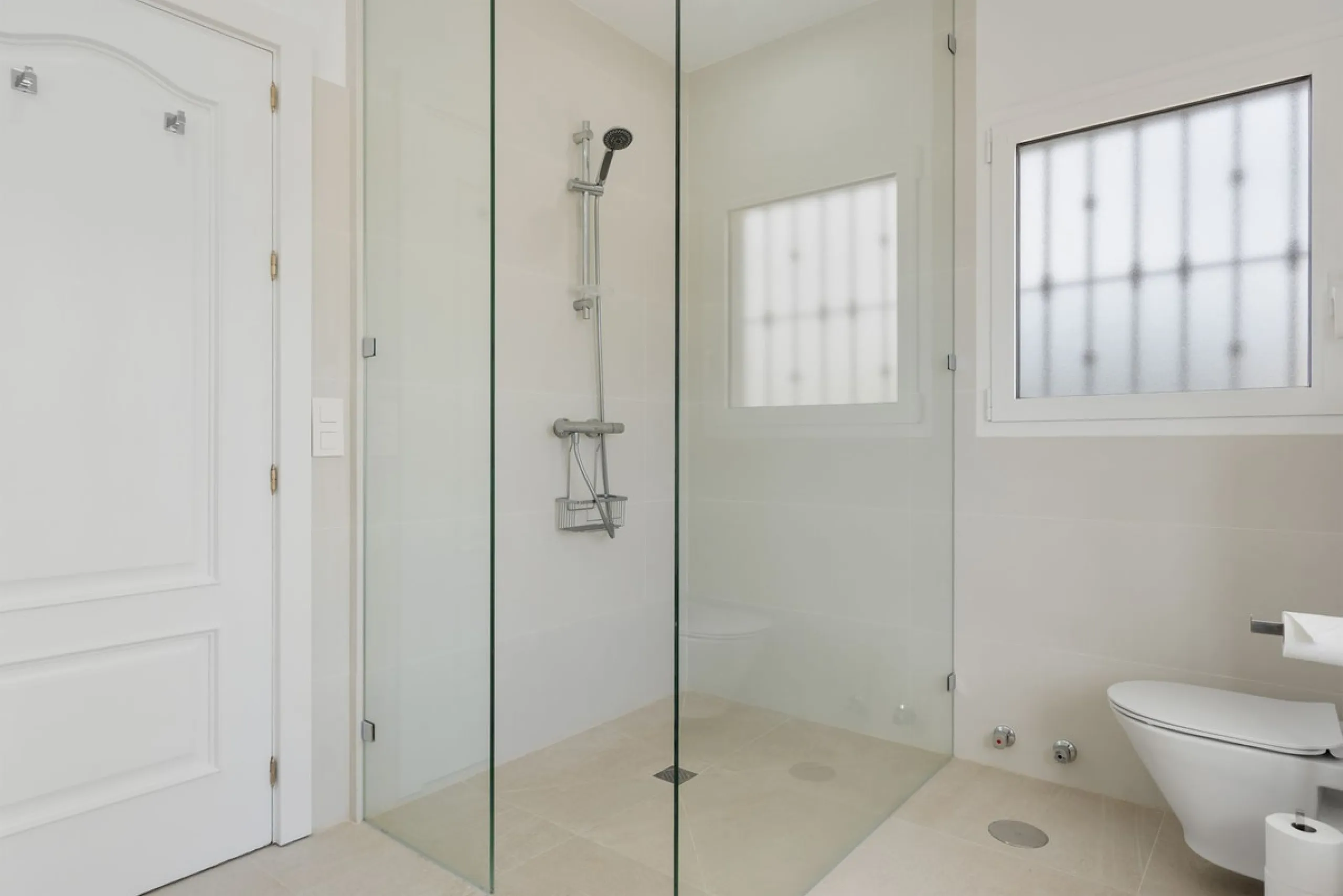 Nestled in the serene Las Chapas Playa,  300 meters from the sandy shores, awaits a stunning 5-bedroom, 6 bathroom villa. This idyllic property is conveniently situated just a 5-minute drive from Marbella Centre and a 40-minute journey from Malaga Airport