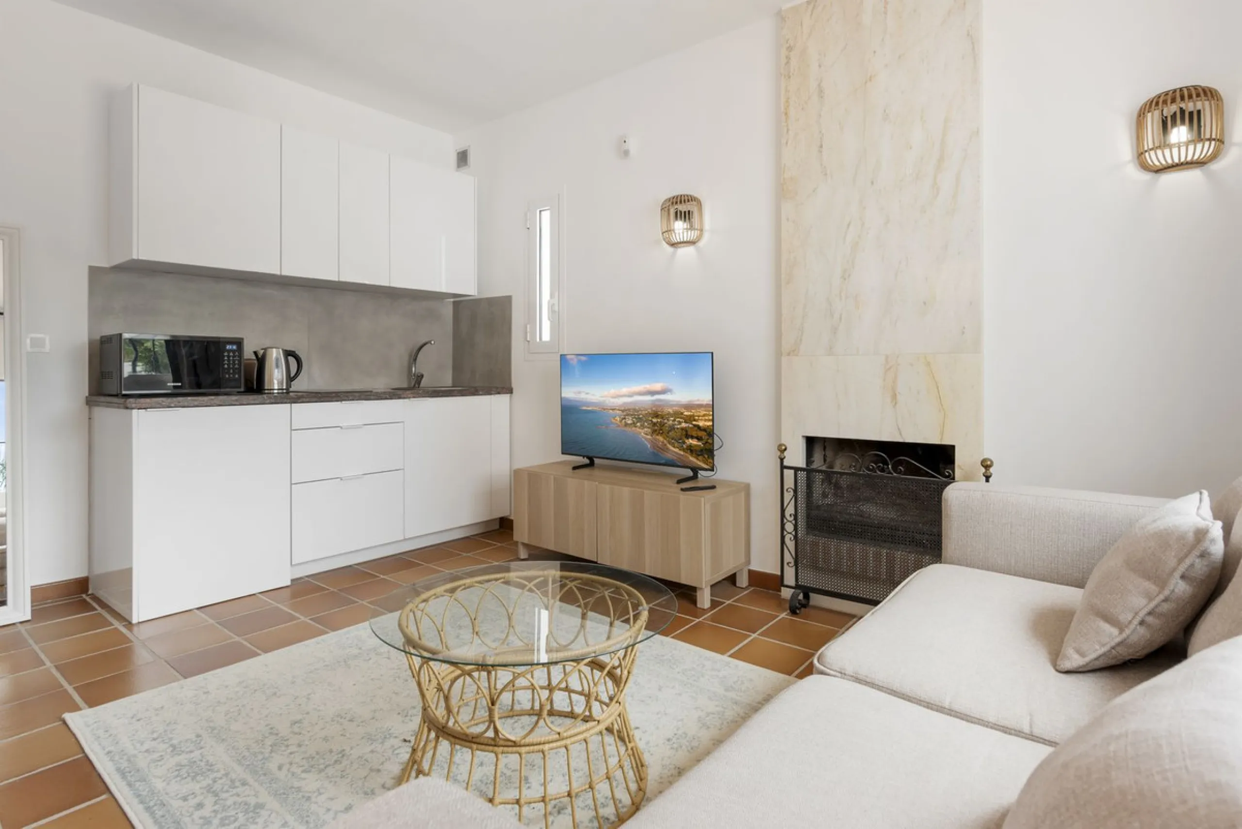 Nestled in the serene Las Chapas Playa,  300 meters from the sandy shores, awaits a stunning 5-bedroom, 6 bathroom villa. This idyllic property is conveniently situated just a 5-minute drive from Marbella Centre and a 40-minute journey from Malaga Airport