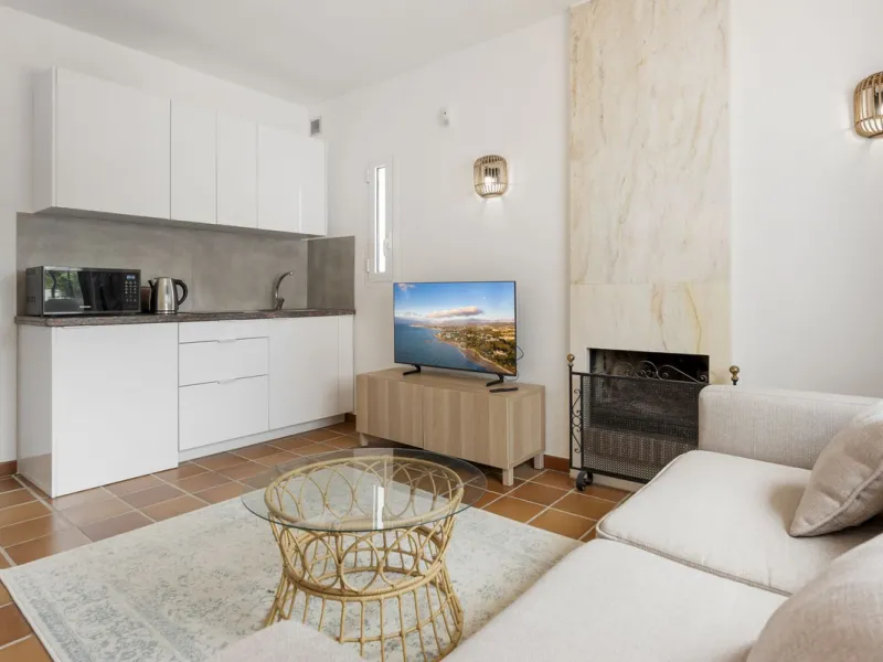 Nestled in the serene Las Chapas Playa,  300 meters from the sandy shores, awaits a stunning 5-bedroom, 6 bathroom villa. This idyllic property is conveniently situated just a 5-minute drive from Marbella Centre and a 40-minute journey from Malaga Airport