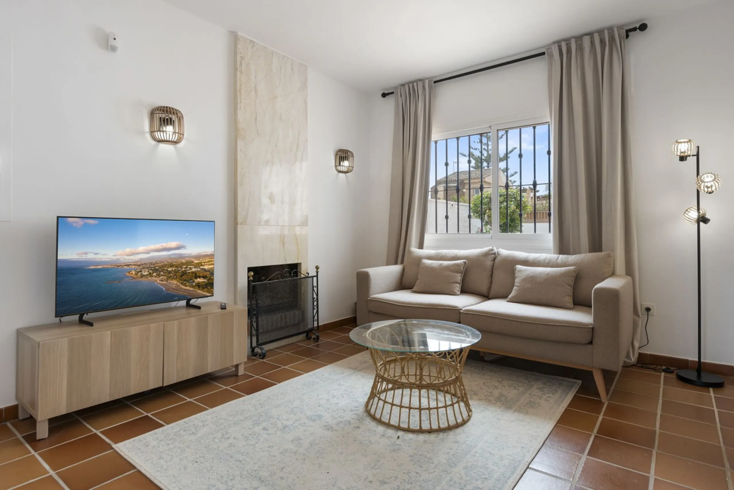 Nestled in the serene Las Chapas Playa,  300 meters from the sandy shores, awaits a stunning 5-bedroom, 6 bathroom villa. This idyllic property is conveniently situated just a 5-minute drive from Marbella Centre and a 40-minute journey from Malaga Airport