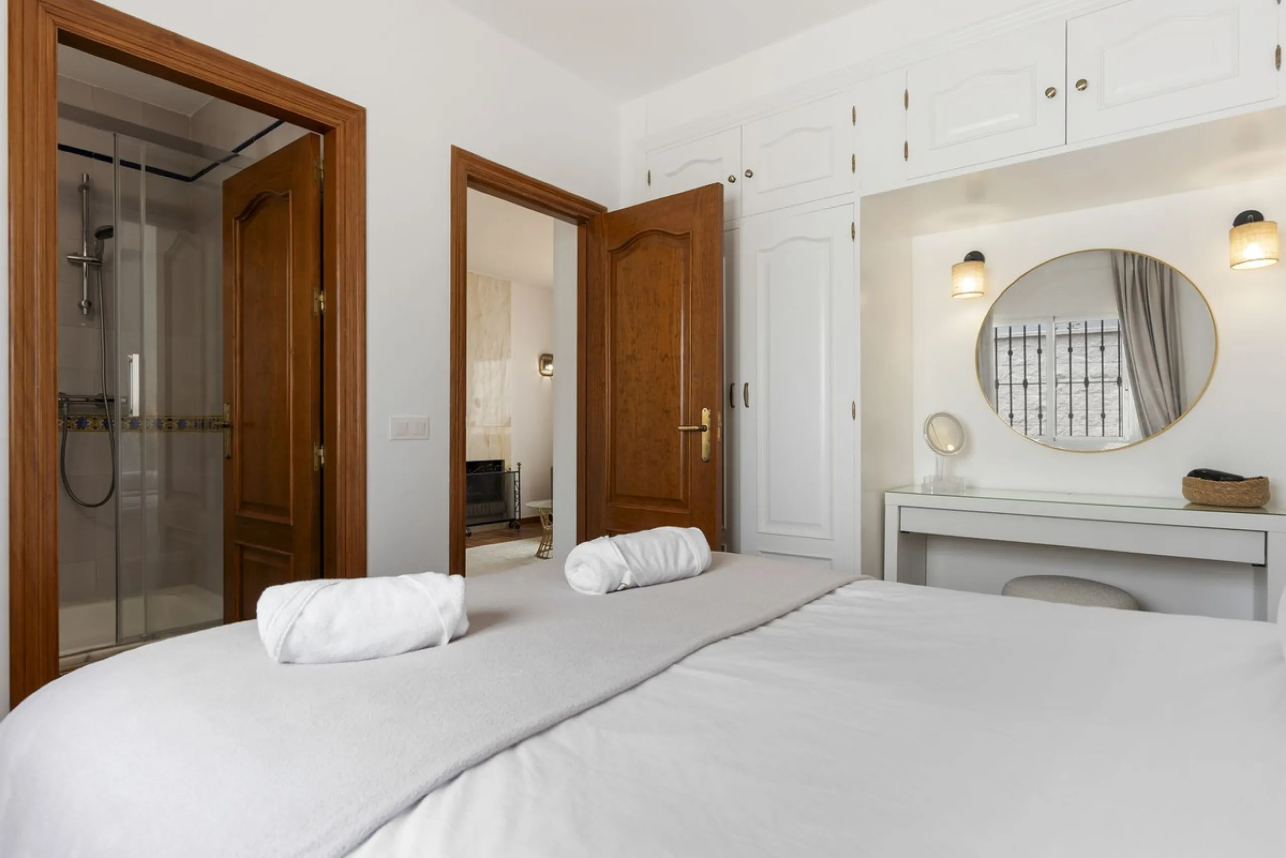 Nestled in the serene Las Chapas Playa,  300 meters from the sandy shores, awaits a stunning 5-bedroom, 6 bathroom villa. This idyllic property is conveniently situated just a 5-minute drive from Marbella Centre and a 40-minute journey from Malaga Airport