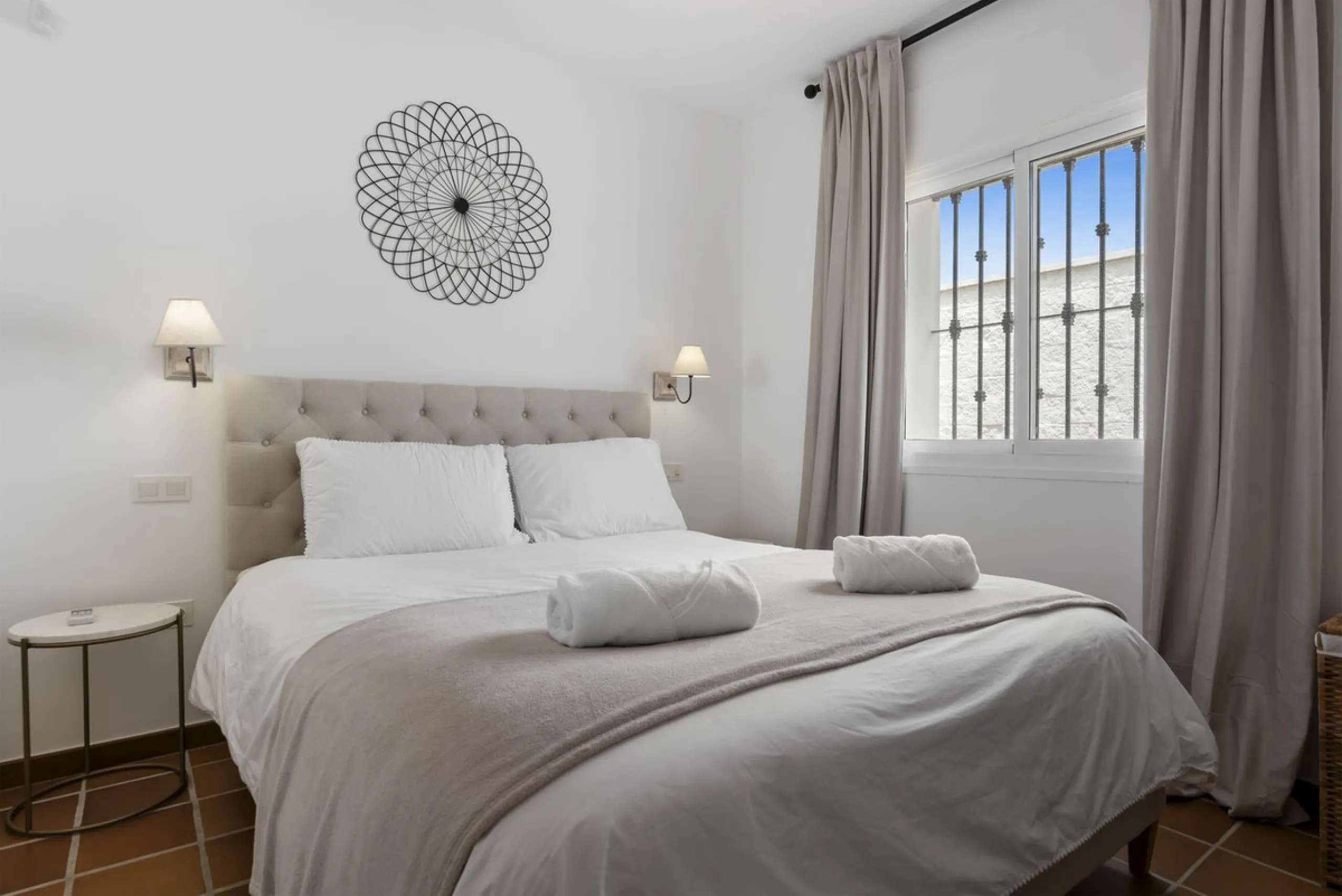 Nestled in the serene Las Chapas Playa,  300 meters from the sandy shores, awaits a stunning 5-bedroom, 6 bathroom villa. This idyllic property is conveniently situated just a 5-minute drive from Marbella Centre and a 40-minute journey from Malaga Airport