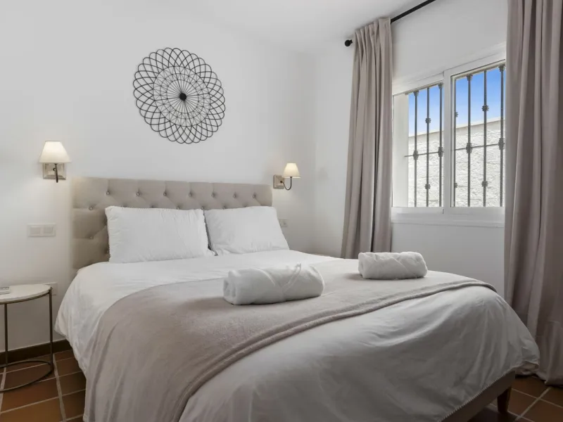 Nestled in the serene Las Chapas Playa,  300 meters from the sandy shores, awaits a stunning 5-bedroom, 6 bathroom villa. This idyllic property is conveniently situated just a 5-minute drive from Marbella Centre and a 40-minute journey from Malaga Airport