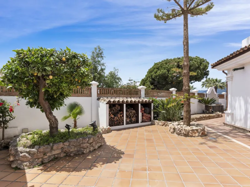 Nestled in the serene Las Chapas Playa,  300 meters from the sandy shores, awaits a stunning 5-bedroom, 6 bathroom villa. This idyllic property is conveniently situated just a 5-minute drive from Marbella Centre and a 40-minute journey from Malaga Airport