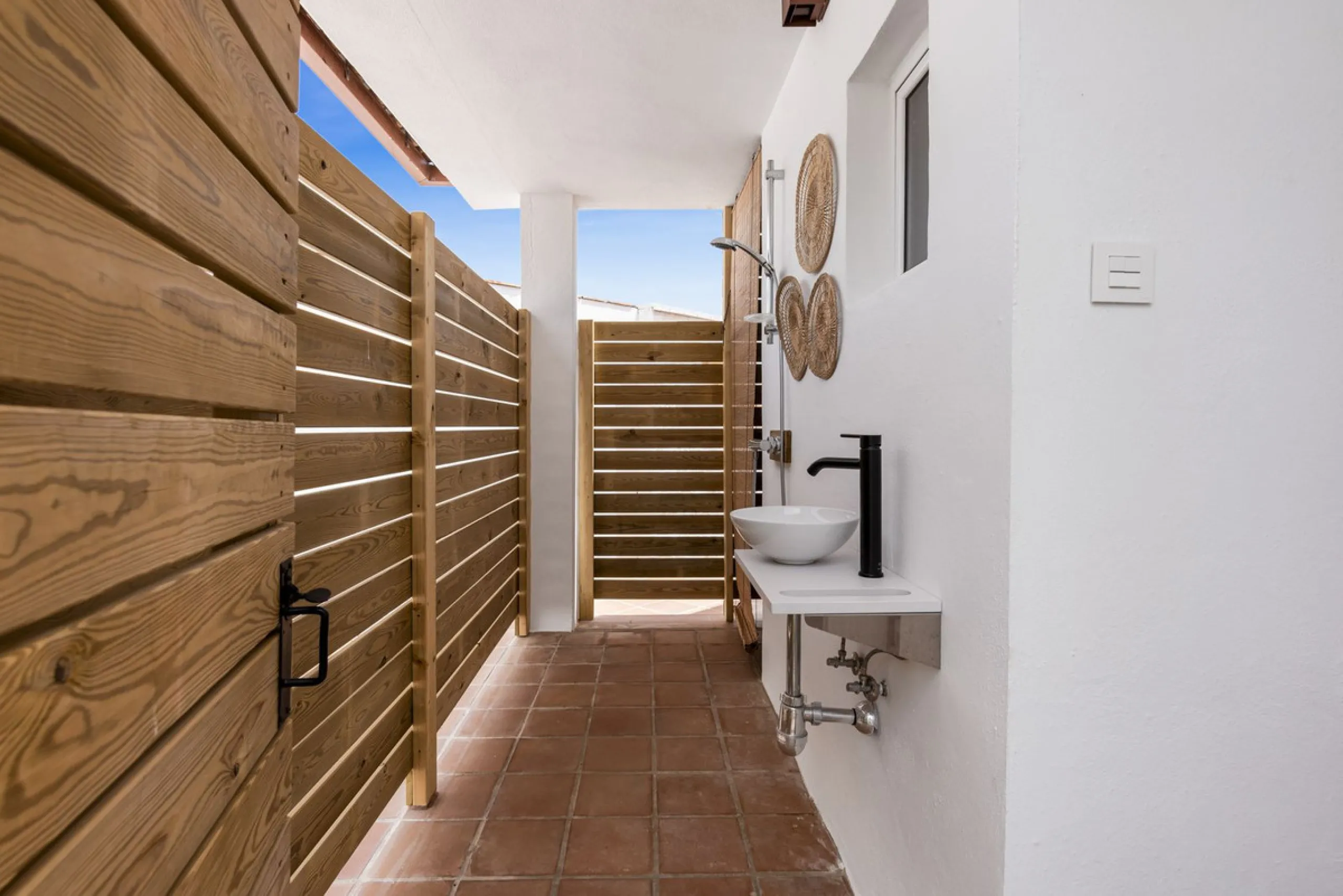 Nestled in the serene Las Chapas Playa,  300 meters from the sandy shores, awaits a stunning 5-bedroom, 6 bathroom villa. This idyllic property is conveniently situated just a 5-minute drive from Marbella Centre and a 40-minute journey from Malaga Airport