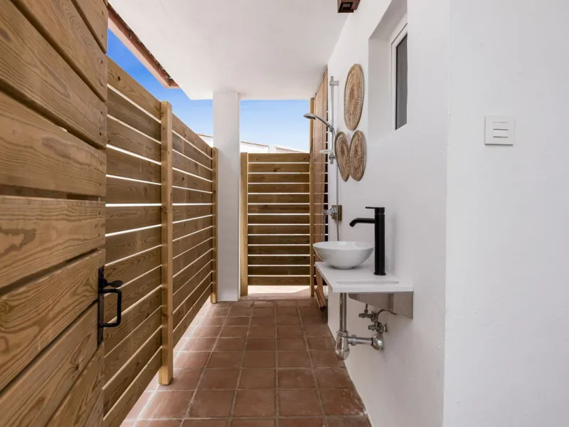 Nestled in the serene Las Chapas Playa,  300 meters from the sandy shores, awaits a stunning 5-bedroom, 6 bathroom villa. This idyllic property is conveniently situated just a 5-minute drive from Marbella Centre and a 40-minute journey from Malaga Airport
