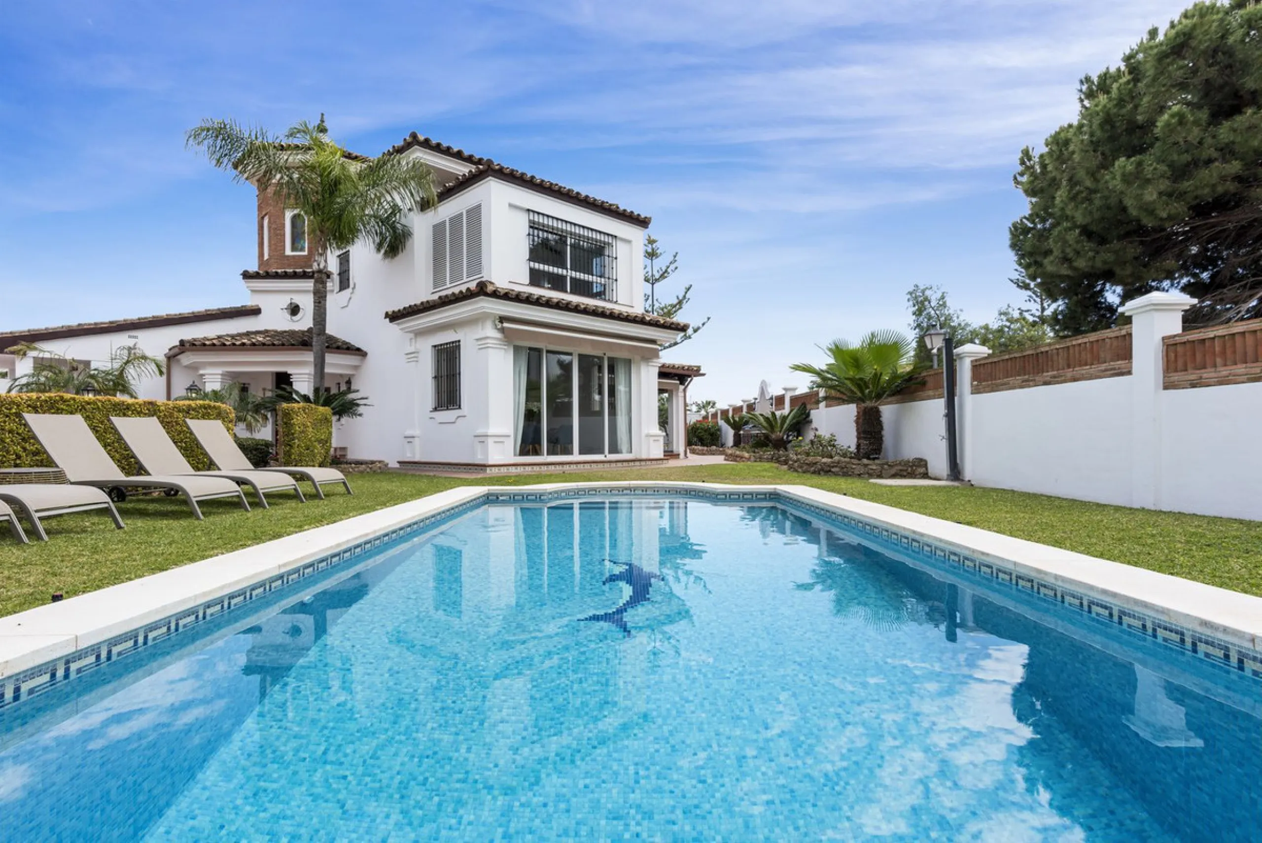 Nestled in the serene Las Chapas Playa,  300 meters from the sandy shores, awaits a stunning 5-bedroom, 6 bathroom villa. This idyllic property is conveniently situated just a 5-minute drive from Marbella Centre and a 40-minute journey from Malaga Airport