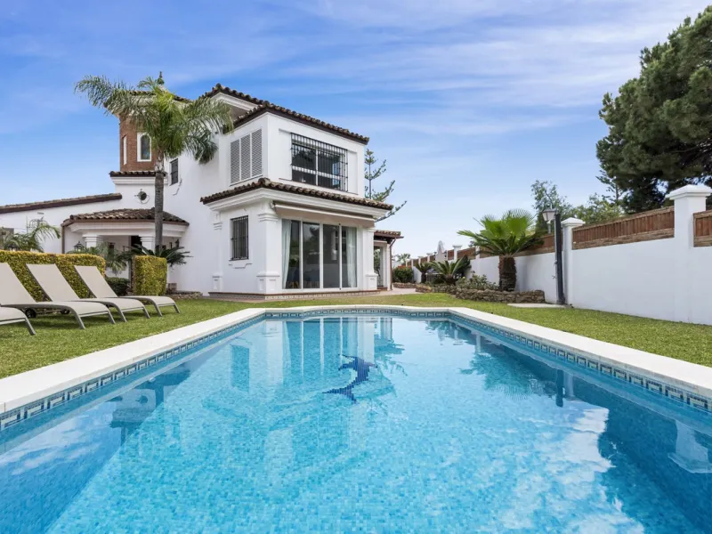 Nestled in the serene Las Chapas Playa,  300 meters from the sandy shores, awaits a stunning 5-bedroom, 6 bathroom villa. This idyllic property is conveniently situated just a 5-minute drive from Marbella Centre and a 40-minute journey from Malaga Airport