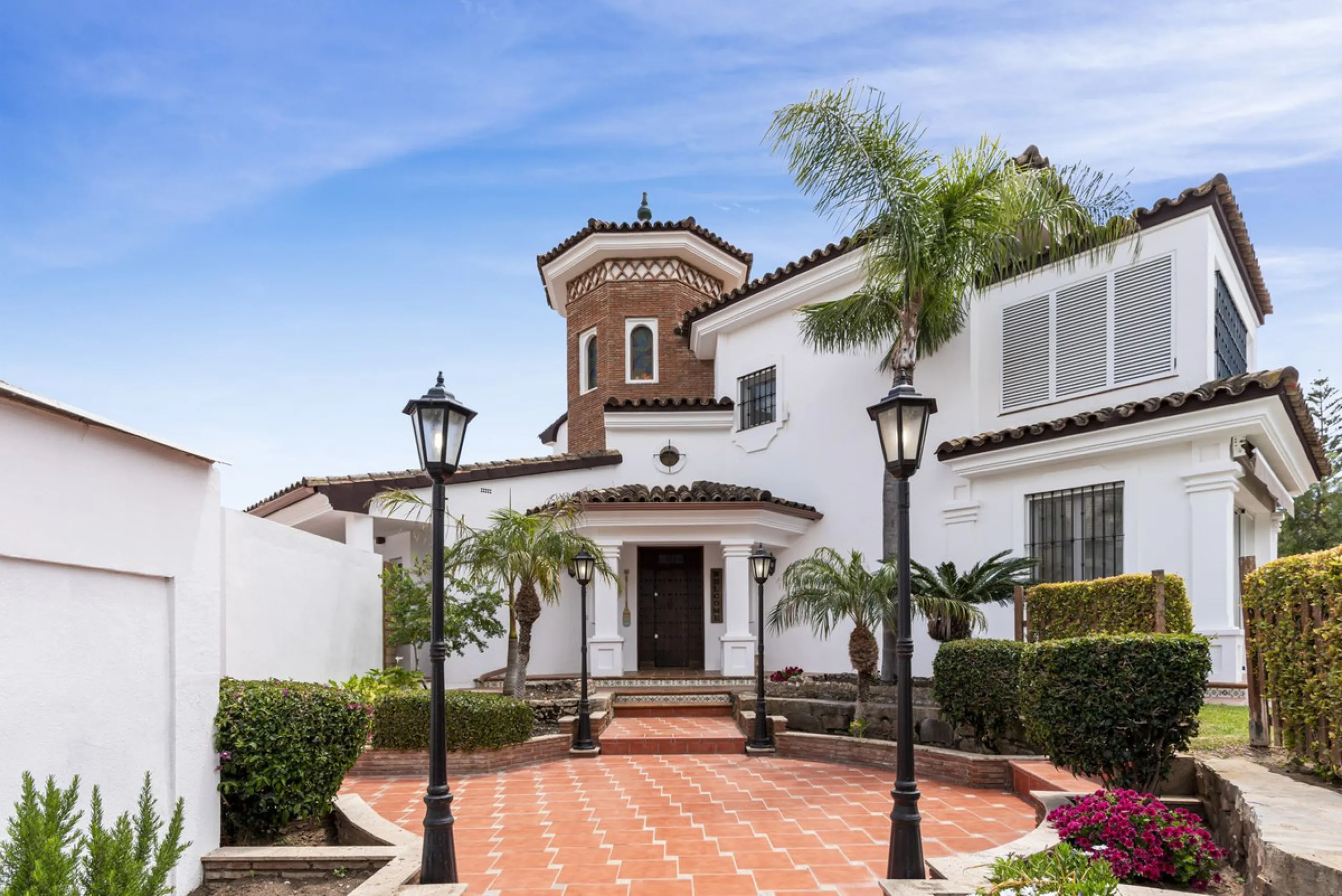 Nestled in the serene Las Chapas Playa,  300 meters from the sandy shores, awaits a stunning 5-bedroom, 6 bathroom villa. This idyllic property is conveniently situated just a 5-minute drive from Marbella Centre and a 40-minute journey from Malaga Airport