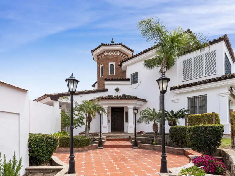 Nestled in the serene Las Chapas Playa,  300 meters from the sandy shores, awaits a stunning 5-bedroom, 6 bathroom villa. This idyllic property is conveniently situated just a 5-minute drive from Marbella Centre and a 40-minute journey from Malaga Airport