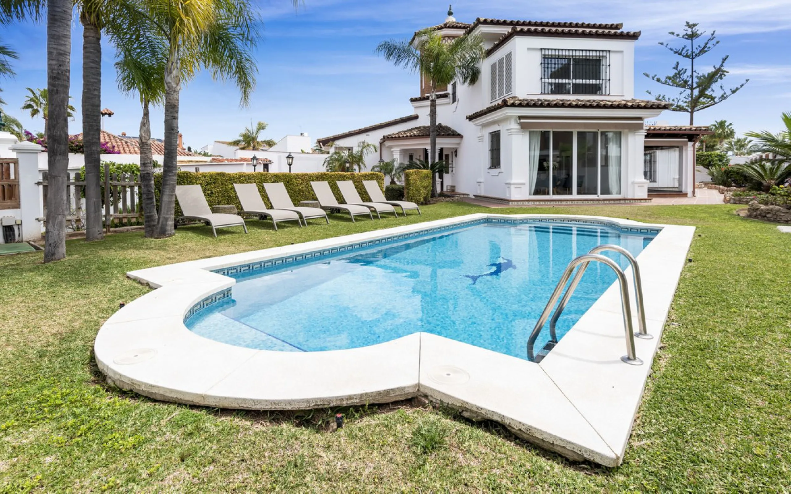 Nestled in the serene Las Chapas Playa,  300 meters from the sandy shores, awaits a stunning 5-bedroom, 6 bathroom villa. This idyllic property is conveniently situated just a 5-minute drive from Marbella Centre and a 40-minute journey from Malaga Airport