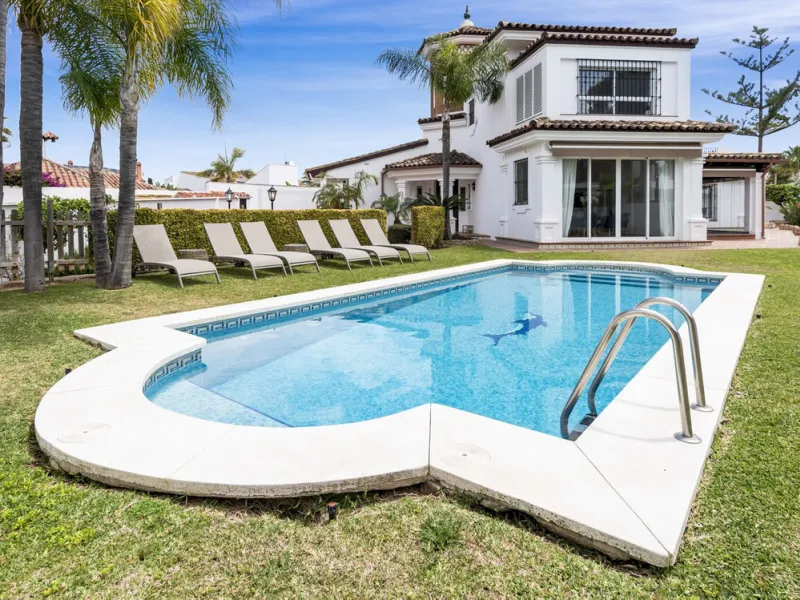 Nestled in the serene Las Chapas Playa,  300 meters from the sandy shores, awaits a stunning 5-bedroom, 6 bathroom villa. This idyllic property is conveniently situated just a 5-minute drive from Marbella Centre and a 40-minute journey from Malaga Airport