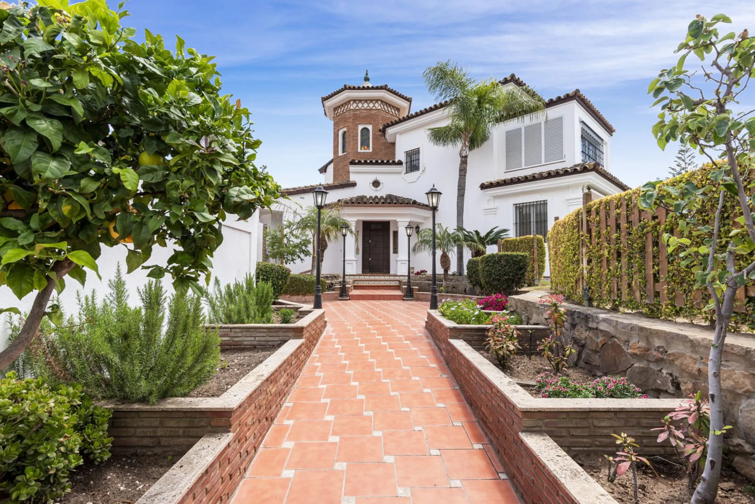 Nestled in the serene Las Chapas Playa,  300 meters from the sandy shores, awaits a stunning 5-bedroom, 6 bathroom villa. This idyllic property is conveniently situated just a 5-minute drive from Marbella Centre and a 40-minute journey from Malaga Airport