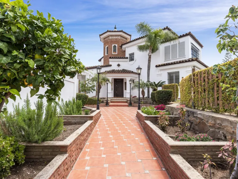 Nestled in the serene Las Chapas Playa,  300 meters from the sandy shores, awaits a stunning 5-bedroom, 6 bathroom villa. This idyllic property is conveniently situated just a 5-minute drive from Marbella Centre and a 40-minute journey from Malaga Airport