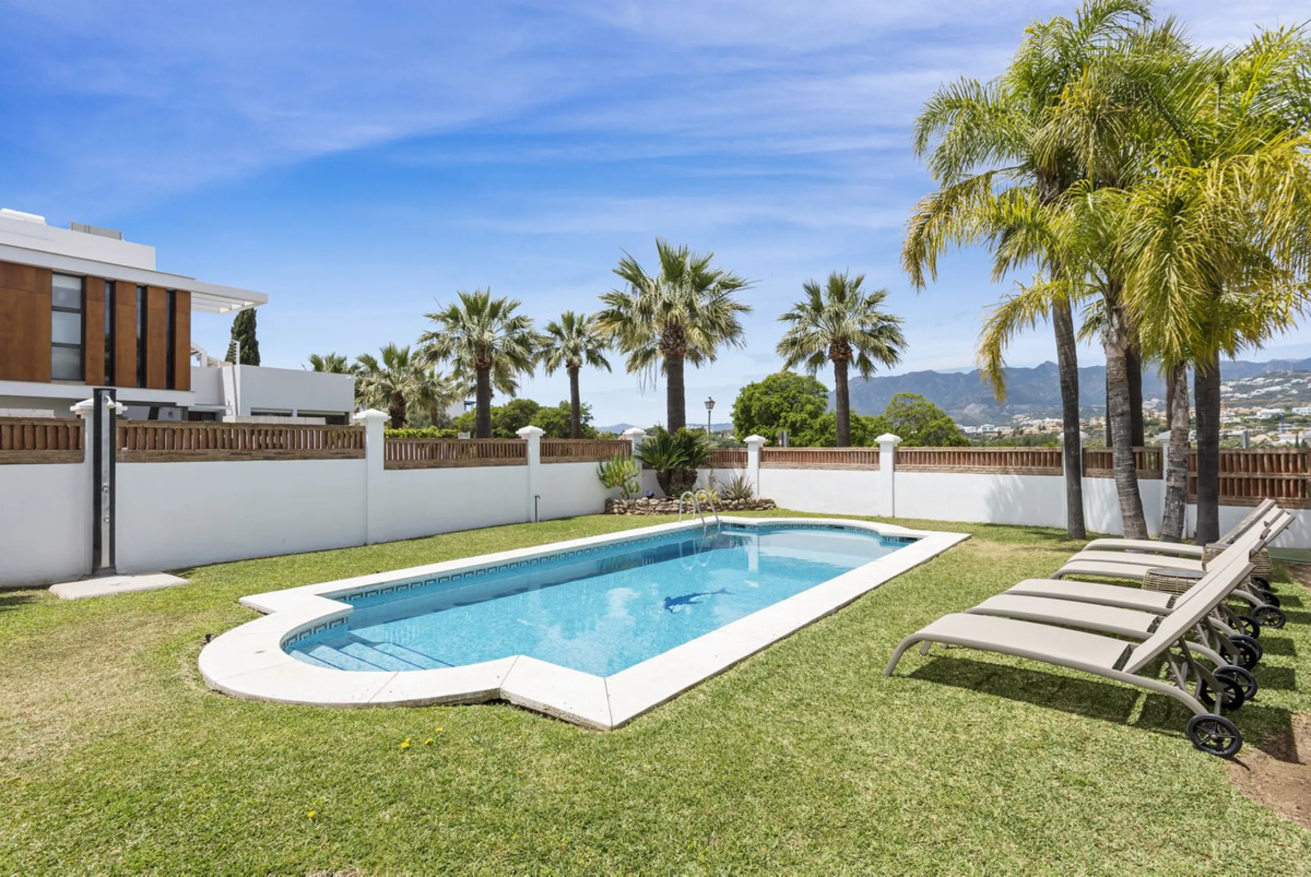 Nestled in the serene Las Chapas Playa,  300 meters from the sandy shores, awaits a stunning 5-bedroom, 6 bathroom villa. This idyllic property is conveniently situated just a 5-minute drive from Marbella Centre and a 40-minute journey from Malaga Airport