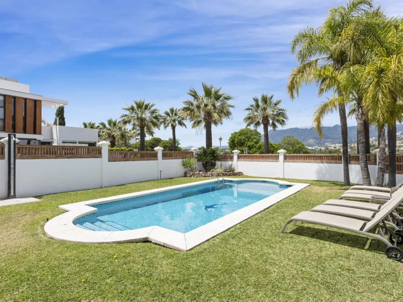 Nestled in the serene Las Chapas Playa,  300 meters from the sandy shores, awaits a stunning 5-bedroom, 6 bathroom villa. This idyllic property is conveniently situated just a 5-minute drive from Marbella Centre and a 40-minute journey from Malaga Airport