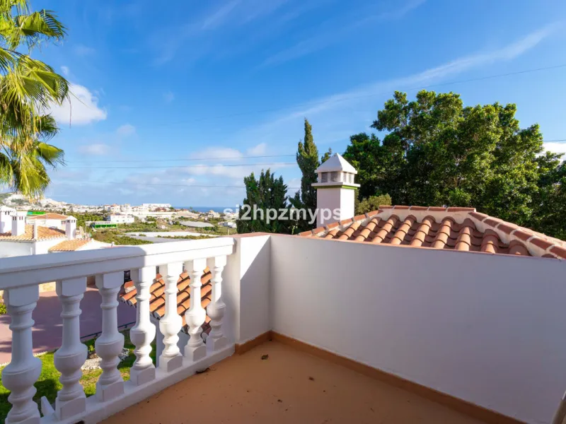 Große Villa in Torrox mit Tennisplatz und guten Geschäftsmöglichkeiten