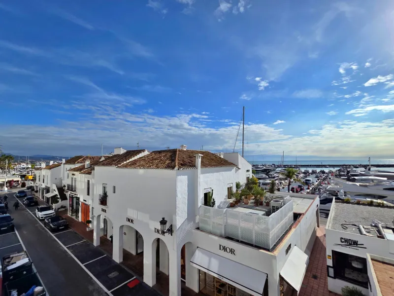Located in Puerto Banús, Muelle Ribera, on the second line of the marina, this spacious 75 m² studio offers an excellent opportunity to create a bespoke home in one of Marbella's most iconic locations.