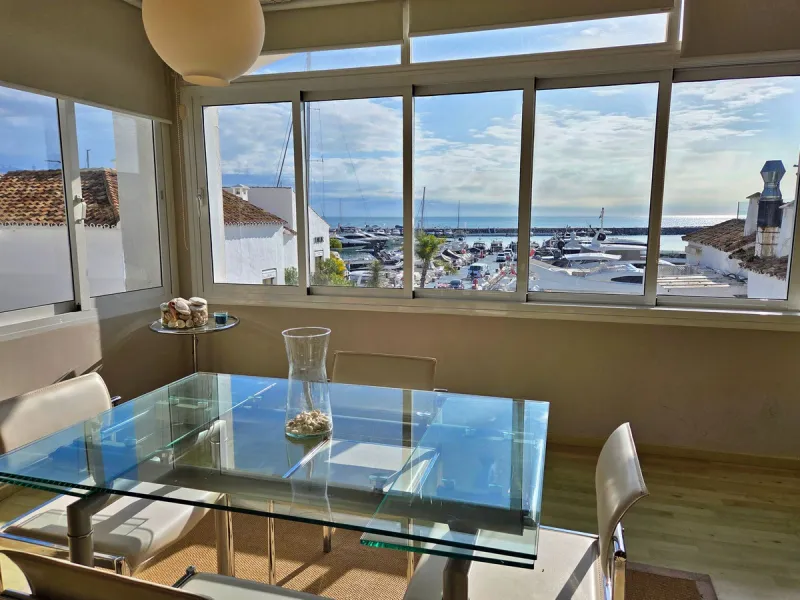 Located in Puerto Banús, Muelle Ribera, on the second line of the marina, this spacious 75 m² studio offers an excellent opportunity to create a bespoke home in one of Marbella's most iconic locations.